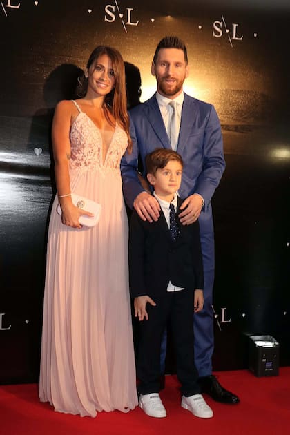Antonela Rocuzzo, Lionel Messi y su hijo Thiago en el casamiento de Luis Suárez