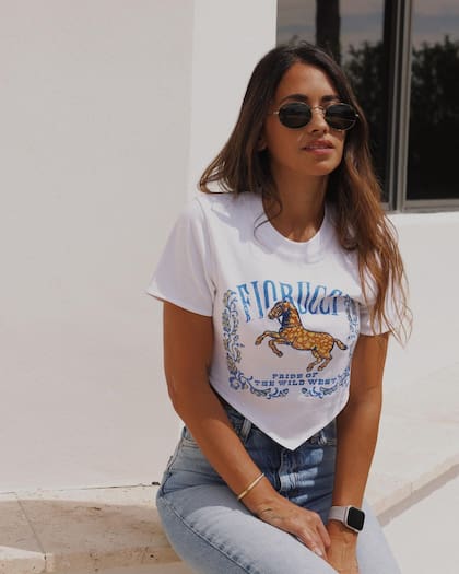 Antonela Rocuzzo vistió con una remera de la marca italiana Fiorucci