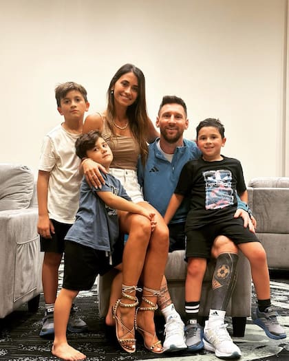 Antonela, Thiago, Mateo y Ciro viajaron a Qatar para apoyar a Leo durante el Mundial (Foto: Instagram @leomessi)