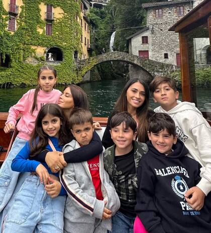 Antonela y Daniela junto a sus hijos (Foto: Instagram @daniellasemaan)