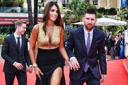 Antonela y Lionel Messi, en el momento en que ingresaban a la fiesta de la UEFA.