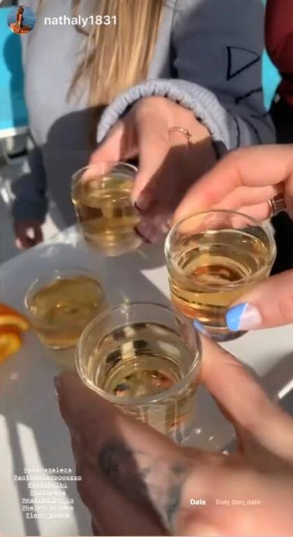 Antonela y sus amigas brindaron con shots en su cumpleaños