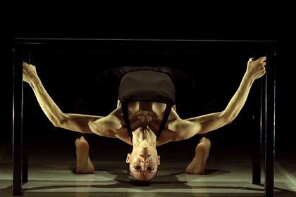 Antonela Zanutto en el solo "Anonimamatum", una de las últimas creaciones de Oscar Araiz, a quien el festival le dedica una retrospectiva