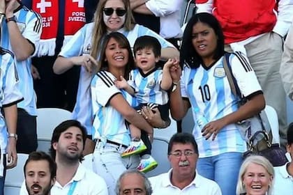 Antonela, en el Mundial Brasil 2014, junto a Thiago, viendo a la selección argentina