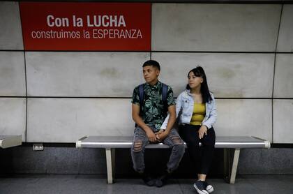 Antonella junto a Alexis Florentín, su pareja, viajan en subte para llegar a su nuevo trabajo