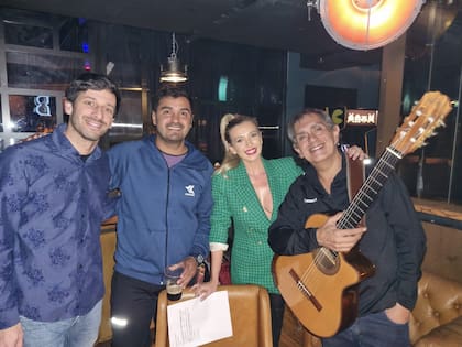 Antonella junto a otros argentinos en "la peña folclórica"