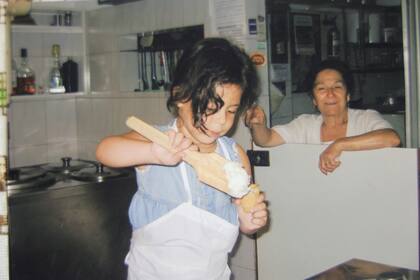  Antonella, la nieta mayor en la heladería cuando tenía 4 años. 