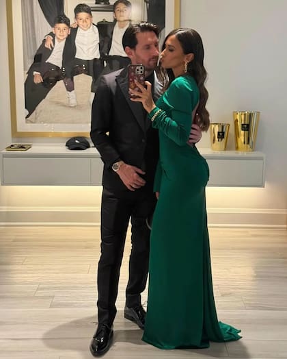 Antonella Lució un diseño de Victoria Beckham, quien luego posteó "Amo cómo tequeda el vestido. Besos"