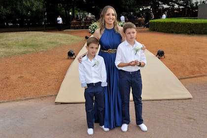 Antonella Macri con sus hijos Felipe y Mateo.