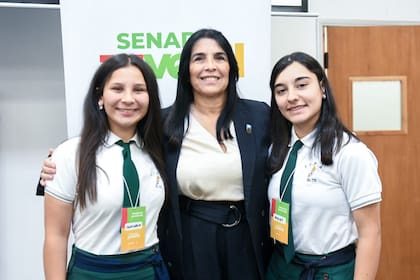 Antonella Martínez (izquierda) y Ashley Viollaz (derecha) en el Senado Juvenil, junto a la presidenta de la Cámara de Senadores de Entre Ríos, Alicia Aluani (centro)