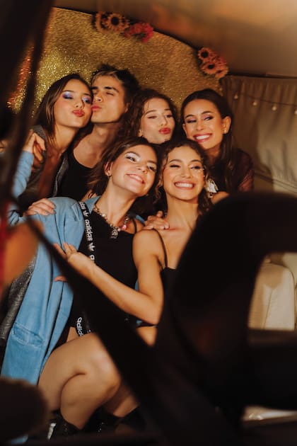 Antonella
Podestá, Joaquín
Reficco, Pamela
Baigún, Lola Abraldes,
Trinidad Xanthopoulos
y Mora en el photo
opportunity con forma
de bus.