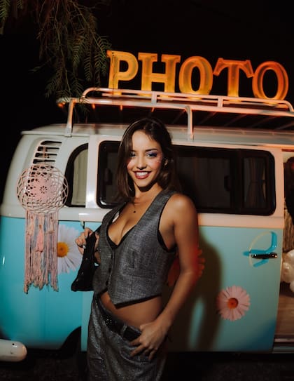 Antonella Podestá llevó chaleco y pantalón a juego.