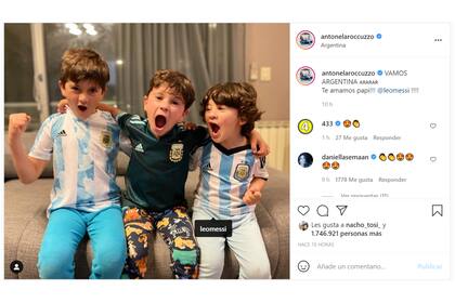 Antonella Roccuzzo aprovechó el gol marcado por el astro para compartir una foto de sus hijos con la camiseta de Argentina mientras festejaban la victoria del equipo capitaneado por su papá