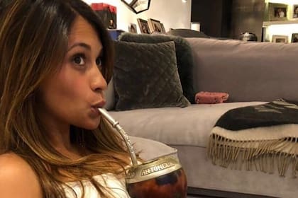 Antonella Roccuzzo con un mate que tiene labrado su nombre