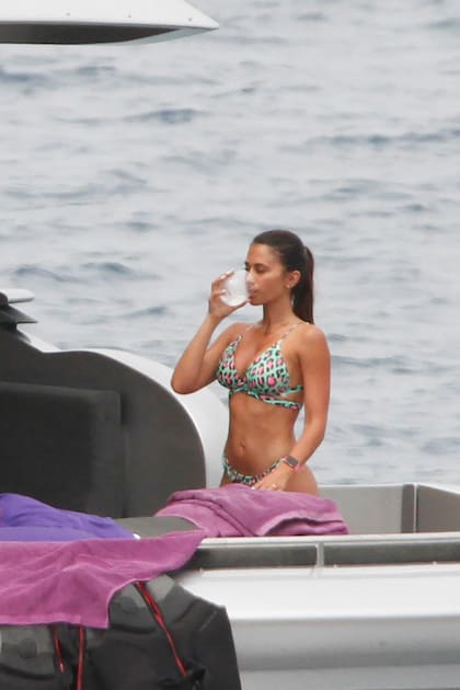 Antonella Roccuzzo luce su espectacular figura frente a las playas de Ibiza