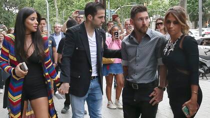 Antonella Roccuzzo y sus amigas en la apertura de su boutique en Barcelona