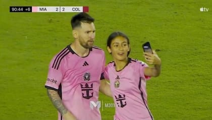Antonella Siegert cumplió el sueño de sacarse una selfie con Lionel Messi