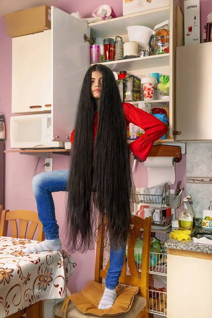 Antonella, una adolescente de Buenos Aires que decidió no cortar su largo cabello hasta que pudiese regresar a las clases presenciales interrumpidas durante la pandemia. La fotógrafa argentina Irina Werning viene realizando desde 2006 un ensayo visual titulado "Mi pelo largo querido"