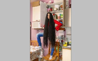 Antonella, una adolescente de Buenos Aires que decidió no cortar su largo cabello hasta que pudiese regresar a las clases presenciales interrumpidas durante la pandemia. Con esta foto Werning obtuvo un premio World Press Photo