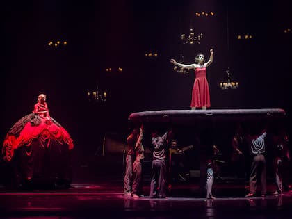 Antonella Zanutto, destacada artista del Ballet del San Martín, en el momento cumbre de "Folia"