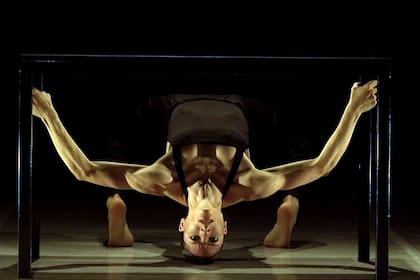 Antonella Zanutto en el solo "Anonimamatum", que se puede ver en la retrospectiva dedicada a Oscar Araiz