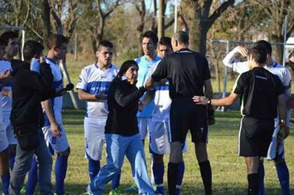 Antonelli se puso firme entre jugadores y jueces; el jugador que reemplazó a Delamorclaz convirtió el 2-1