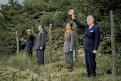 Antonescu saluda con el brazo en alto al pelotón de fusilamiento segundos antes de ser acribillado