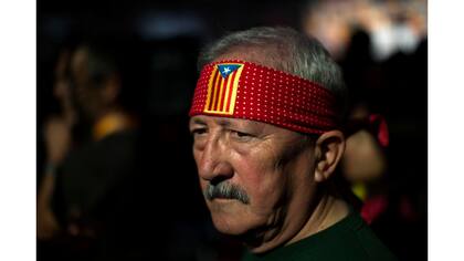 Antoni Guasch, de 66 años, hace una pausa antes de tomar parte en una torre humana