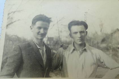 Antoni Wajszczuk (derecha) junto a un amigo