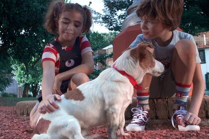 Al aire libre y sin celulares, así transcurre buena parte de la acción que lidera Natacha (Antonia Brill)