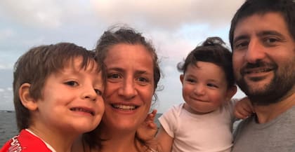 Antonia, junto a su mamá, su papá y su hermano León.