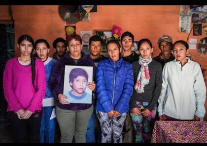 Antonia Molina, mamá de Sergio Guerrero, junto a sus otros hijos, en el comedor de su casa de Ullum (Foto: Tiempo de San Juan)