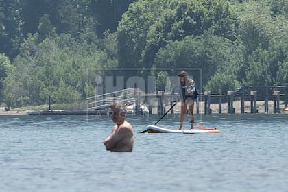 Antonia practica paddle-surf en compañía de su padre, Mauricio Macri.