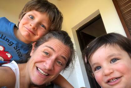 Antonia realiza Terapia Ocupacional y Fonoaudiología Orofacial (trabaja lengua, boca, músculos de la cara, cachetes). También hace fisioterapia y tiene sesiones con una psicopedagoga.