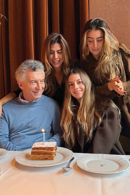 Antonia, rodeada por sus padres,
Mauricio y Juliana, y por su
hermana, Valentina Barbier, pide
tres deseos antes de apagar la
velita de su torta mil hojas