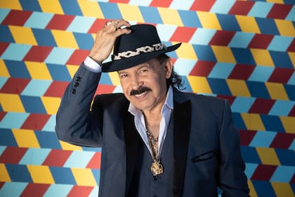Antonio Ríos, el ídolo de tres décadas de escenario. Su sonido es tan auténtico como su estilo basado en joyas y sombrero