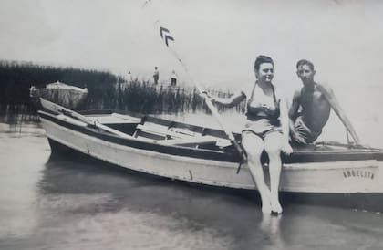 Antonio, a los 18 años, junto a Clara, de 16, el gran amor de su vida, sobre el bote que él mismo construyó