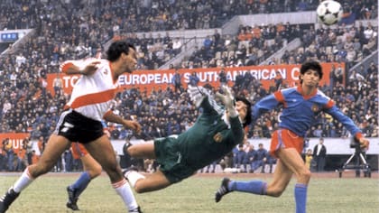 Antonio Alzamendi convierte el gol con el que River le ganó a Steaua Bucarest en Japón