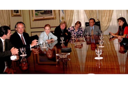 Antonio Banderas, Jonathan Pryce, Madonna, Alan Parker, intérprete sin identificar, Carlos Menem y Zulemita Menem en la residencia presidencial de Olivos, en febrero de 1996