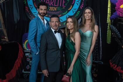 Antonio Banderas junto a su mujer, Nicole Kimpel (con un sensual diseño de María Gorof), su gemela, Barbara (con un strapless de Michael Costello) y su pareja, el cantante Frédéric Lerner.