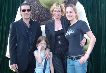 Antonio Banderas, Melanie Griffith junto a Stella Banderas y Dakota Johnson