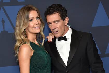 Antonio Banderas y su actual pareja, días atrás al posar por la alfombra roja de los Oscar honorarios