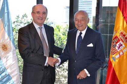 Antonio Brufau, CEO de Repsol, y Enrique Eskenazi, de Grupo Petersen, al finalizar la compra de acciones de YPF el 5 de mayo de 2011