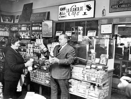Antonio Cabrales en su local de La Planta de Café, en Mar del Plata