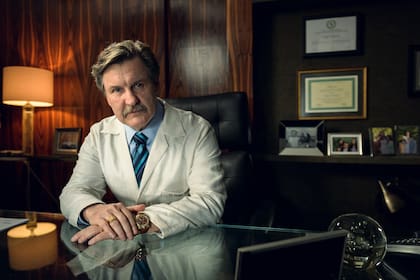 Antonio Calloni personifica a Roger Sadala, el médico especialista en fertilidad que abusa de sus pacientes