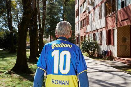 Antonio, con la camiseta de Riquelme, uno de sus favoritos: "jugaba por cuatro o cinco".