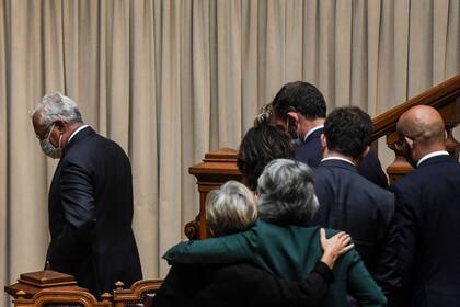 Antonio Costa deja el recinto tras la votación por el presupuesto, en el Parlamento de Lisboa (Photo by PATRICIA DE MELO MOREIRA / AFP)