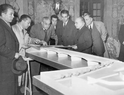 António de Oliveira Salazar (en el centro) observa la maqueta del puente Santa María de Coímbra, en la década de 1950 (Wikipedia)