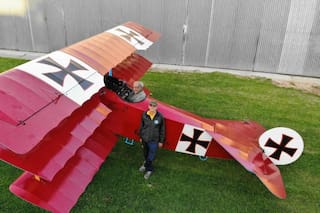 Dos amigos construyeron, con herramientas de luthier, una réplica del triplano más famoso