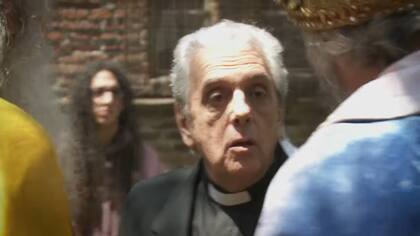 Antonio Gasalla en La Cola, como el padre Antonio